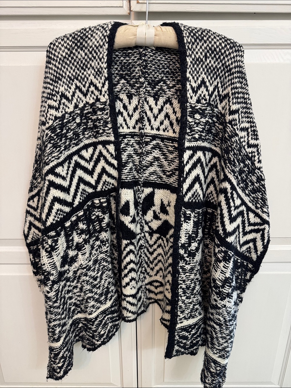 Abercrombie & Fitch Black and White Geometric Knit Open Cardigan Cozy